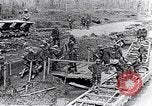 Image soldats britanniques déplacer des munitions par petites Gauge Railroad Flandre, 1916, de la seconde 20 séquences d'archives historiques vidéo 65675027527