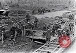 Image soldats britanniques déplacer des munitions par petites Gauge Railroad Flandre, 1916, de la seconde 21 séquences d'archives historiques vidéo 65675027527