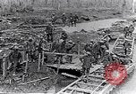 Image soldats britanniques déplacer des munitions par petites Gauge Railroad Flandre, 1916, de la seconde 22 séquences d'archives historiques vidéo 65675027527
