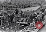 Image soldats britanniques déplacer des munitions par petites Gauge Railroad Flandre, 1916, de la seconde 23 séquences d'archives historiques vidéo 65675027527