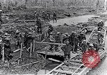Image soldats britanniques déplacer des munitions par petites Gauge Railroad Flandre, 1916, de la seconde 24 séquences d'archives historiques vidéo 65675027527