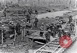 Image soldats britanniques déplacer des munitions par petites Gauge Railroad Flandre, 1916, de la seconde 25 séquences d'archives historiques vidéo 65675027527