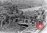 Image soldats britanniques déplacer des munitions par petites Gauge Railroad Flandre, 1916, de la seconde 28 séquences d'archives historiques vidéo 65675027527