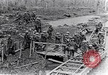 Image soldats britanniques déplacer des munitions par petites Gauge Railroad Flandre, 1916, de la seconde 29 séquences d'archives historiques vidéo 65675027527