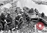 Image soldats britanniques déplacer des munitions par petites Gauge Railroad Flandre, 1916, de la seconde 30 séquences d'archives historiques vidéo 65675027527