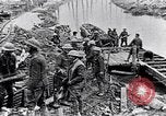Image soldats britanniques déplacer des munitions par petites Gauge Railroad Flandre, 1916, de la seconde 31 séquences d'archives historiques vidéo 65675027527
