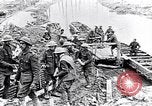 Image soldats britanniques déplacer des munitions par petites Gauge Railroad Flandre, 1916, de la seconde 32 séquences d'archives historiques vidéo 65675027527