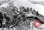 Image soldats britanniques déplacer des munitions par petites Gauge Railroad Flandre, 1916, de la seconde 33 séquences d'archives historiques vidéo 65675027527