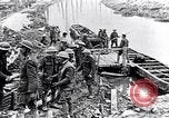 Image soldats britanniques déplacer des munitions par petites Gauge Railroad Flandre, 1916, de la seconde 34 séquences d'archives historiques vidéo 65675027527