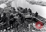 Image soldats britanniques déplacer des munitions par petites Gauge Railroad Flandre, 1916, de la seconde 35 séquences d'archives historiques vidéo 65675027527