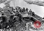 Image soldats britanniques déplacer des munitions par petites Gauge Railroad Flandre, 1916, de la seconde 36 séquences d'archives historiques vidéo 65675027527