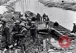 Image soldats britanniques déplacer des munitions par petites Gauge Railroad Flandre, 1916, de la seconde 37 séquences d'archives historiques vidéo 65675027527
