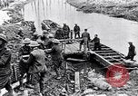 Image soldats britanniques déplacer des munitions par petites Gauge Railroad Flandre, 1916, de la seconde 38 séquences d'archives historiques vidéo 65675027527