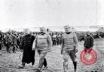 Standbild serbische Generäle review serbische Soldaten Ersten Weltkrieg Thessaloniki Griechenland, 1917, aus Sekunde 22 historischem Filmmaterial Videoclip 65675027538