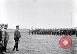 Standbild serbische Generäle review serbische Soldaten Ersten Weltkrieg Thessaloniki Griechenland, 1917, aus Sekunde 28 historischem Filmmaterial Videoclip 65675027538