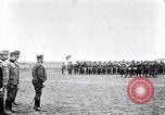 Standbild serbische Generäle review serbische Soldaten Ersten Weltkrieg Thessaloniki Griechenland, 1917, aus Sekunde 29 historischem Filmmaterial Videoclip 65675027538