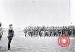 Standbild serbische Generäle review serbische Soldaten Ersten Weltkrieg Thessaloniki Griechenland, 1917, aus Sekunde 41 historischem Filmmaterial Videoclip 65675027538