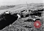 Image Première Guerre Mondiale tranchée et morts soldat autrichien Front de l'Est, 1917, de la seconde 13 séquences d'archives historiques vidéo 65675027539