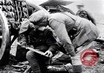Standbild britische Soldaten feuern Artillerie an bulgarische Kräfte Ersten Weltkrieg Bulgarien, 1917, aus Sekunde 7 historischem Filmmaterial Videoclip 65675027541