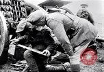 Standbild britische Soldaten feuern Artillerie an bulgarische Kräfte Ersten Weltkrieg Bulgarien, 1917, aus Sekunde 8 historischem Filmmaterial Videoclip 65675027541