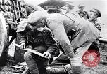 Standbild britische Soldaten feuern Artillerie an bulgarische Kräfte Ersten Weltkrieg Bulgarien, 1917, aus Sekunde 9 historischem Filmmaterial Videoclip 65675027541