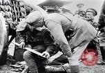 Standbild britische Soldaten feuern Artillerie an bulgarische Kräfte Ersten Weltkrieg Bulgarien, 1917, aus Sekunde 10 historischem Filmmaterial Videoclip 65675027541