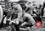 Standbild britische Soldaten feuern Artillerie an bulgarische Kräfte Ersten Weltkrieg Bulgarien, 1917, aus Sekunde 12 historischem Filmmaterial Videoclip 65675027541