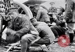 Standbild britische Soldaten feuern Artillerie an bulgarische Kräfte Ersten Weltkrieg Bulgarien, 1917, aus Sekunde 13 historischem Filmmaterial Videoclip 65675027541