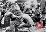 Standbild britische Soldaten feuern Artillerie an bulgarische Kräfte Ersten Weltkrieg Bulgarien, 1917, aus Sekunde 14 historischem Filmmaterial Videoclip 65675027541