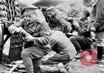 Standbild britische Soldaten feuern Artillerie an bulgarische Kräfte Ersten Weltkrieg Bulgarien, 1917, aus Sekunde 15 historischem Filmmaterial Videoclip 65675027541