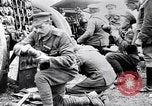 Standbild britische Soldaten feuern Artillerie an bulgarische Kräfte Ersten Weltkrieg Bulgarien, 1917, aus Sekunde 16 historischem Filmmaterial Videoclip 65675027541