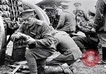 Standbild britische Soldaten feuern Artillerie an bulgarische Kräfte Ersten Weltkrieg Bulgarien, 1917, aus Sekunde 17 historischem Filmmaterial Videoclip 65675027541