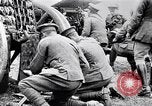 Standbild britische Soldaten feuern Artillerie an bulgarische Kräfte Ersten Weltkrieg Bulgarien, 1917, aus Sekunde 20 historischem Filmmaterial Videoclip 65675027541