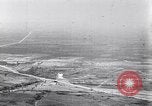 Standbild britische Soldaten feuern Artillerie an bulgarische Kräfte Ersten Weltkrieg Bulgarien, 1917, aus Sekunde 28 historischem Filmmaterial Videoclip 65675027541