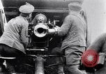 Standbild britische Soldaten feuern Artillerie an bulgarische Kräfte Ersten Weltkrieg Bulgarien, 1917, aus Sekunde 36 historischem Filmmaterial Videoclip 65675027541