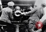 Standbild britische Soldaten feuern Artillerie an bulgarische Kräfte Ersten Weltkrieg Bulgarien, 1917, aus Sekunde 37 historischem Filmmaterial Videoclip 65675027541