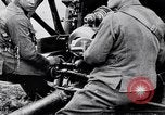 Standbild britische Soldaten feuern Artillerie an bulgarische Kräfte Ersten Weltkrieg Bulgarien, 1917, aus Sekunde 41 historischem Filmmaterial Videoclip 65675027541