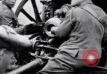 Standbild britische Soldaten feuern Artillerie an bulgarische Kräfte Ersten Weltkrieg Bulgarien, 1917, aus Sekunde 42 historischem Filmmaterial Videoclip 65675027541