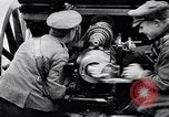 Standbild britische Soldaten feuern Artillerie an bulgarische Kräfte Ersten Weltkrieg Bulgarien, 1917, aus Sekunde 51 historischem Filmmaterial Videoclip 65675027541