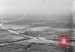 Standbild britische Soldaten feuern Artillerie an bulgarische Kräfte Ersten Weltkrieg Bulgarien, 1917, aus Sekunde 53 historischem Filmmaterial Videoclip 65675027541