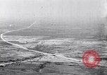Standbild britische Soldaten feuern Artillerie an bulgarische Kräfte Ersten Weltkrieg Bulgarien, 1917, aus Sekunde 58 historischem Filmmaterial Videoclip 65675027541
