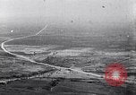 Standbild britische Soldaten feuern Artillerie an bulgarische Kräfte Ersten Weltkrieg Bulgarien, 1917, aus Sekunde 61 historischem Filmmaterial Videoclip 65675027541
