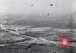 Standbild britische Soldaten feuern Artillerie an bulgarische Kräfte Ersten Weltkrieg Bulgarien, 1917, aus Sekunde 62 historischem Filmmaterial Videoclip 65675027541