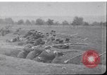 Standbild Französische und britische Infanterie in der Schlacht von Moulin Briete Ersten Weltkrieg Belgien, 1916, aus Sekunde 6 historischem Filmmaterial Videoclip 65675027544