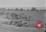 Standbild Französische und britische Infanterie in der Schlacht von Moulin Briete Ersten Weltkrieg Belgien, 1916, aus Sekunde 8 historischem Filmmaterial Videoclip 65675027544