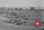 Standbild Französische und britische Infanterie in der Schlacht von Moulin Briete Ersten Weltkrieg Belgien, 1916, aus Sekunde 9 historischem Filmmaterial Videoclip 65675027544