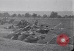 Standbild Französische und britische Infanterie in der Schlacht von Moulin Briete Ersten Weltkrieg Belgien, 1916, aus Sekunde 10 historischem Filmmaterial Videoclip 65675027544