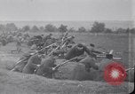 Standbild Französische und britische Infanterie in der Schlacht von Moulin Briete Ersten Weltkrieg Belgien, 1916, aus Sekunde 11 historischem Filmmaterial Videoclip 65675027544