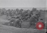 Standbild Französische und britische Infanterie in der Schlacht von Moulin Briete Ersten Weltkrieg Belgien, 1916, aus Sekunde 12 historischem Filmmaterial Videoclip 65675027544