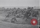 Standbild Französische und britische Infanterie in der Schlacht von Moulin Briete Ersten Weltkrieg Belgien, 1916, aus Sekunde 13 historischem Filmmaterial Videoclip 65675027544